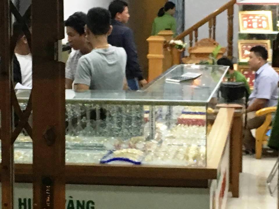 Đối tượng bịt kín mặt dùng búa cướp tiệm vàng ở  Quảng Nam - 1