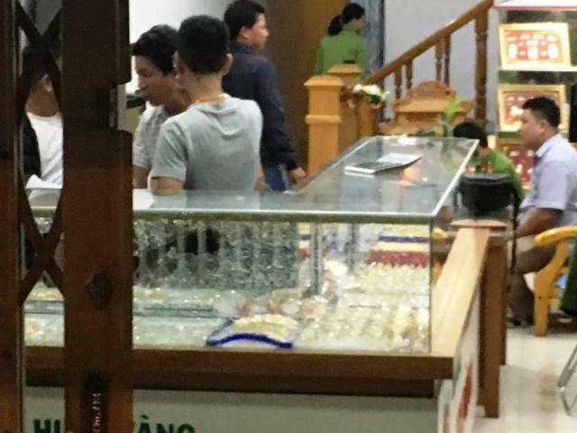 Đối tượng bịt kín mặt dùng búa cướp tiệm vàng ở  Quảng Nam