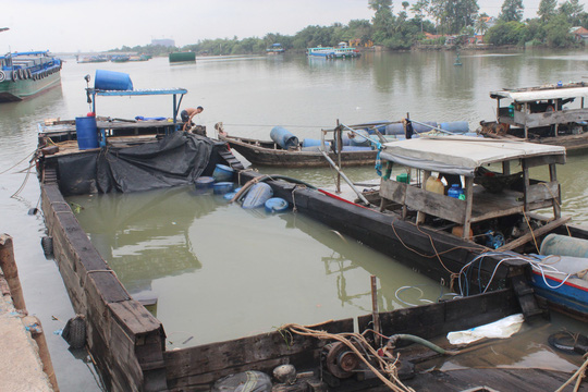 Sự thật về chiếc thuyền chở hóa chất chìm trên sông Đồng Nai - 1