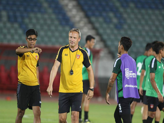 Myanmar “luyện công” đấu Việt Nam: ”Ronaldo” Aung Thu hừng hực khí thế