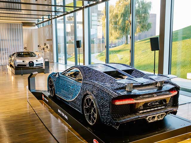 Mô hình lego Bugatti Chiron được trưng bày bên cạnh Bugatti Chiron ”thật”