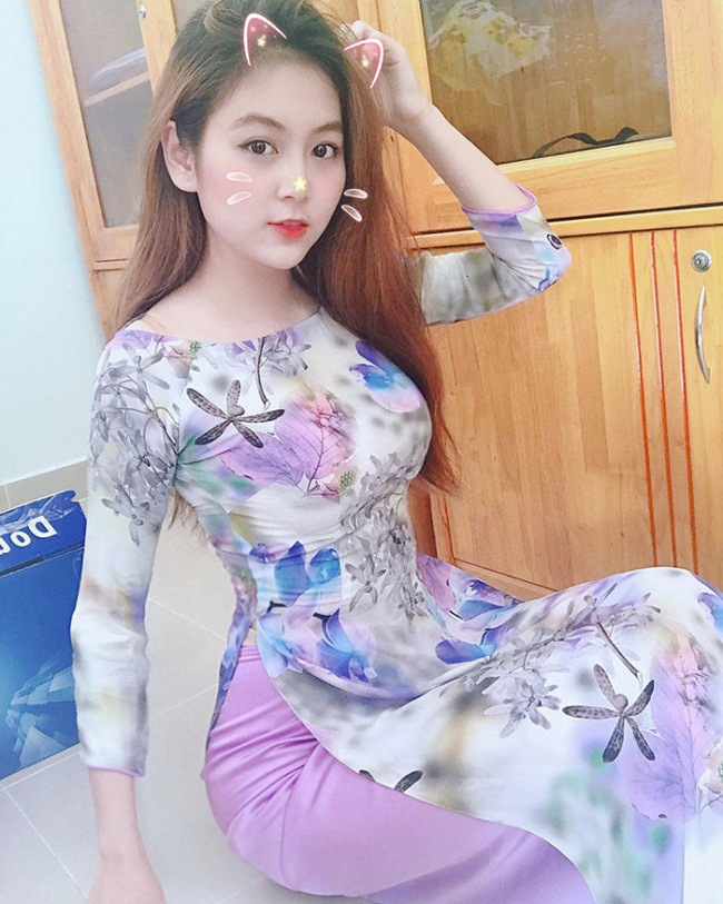 Kể từ đó, cô giáo 9X trở thành trung tâm chú ý khi đến bất cứ đâu. Cô còn nhận được nhiều lời mời quảng cáo. Ít ai biết, Nam Trân đã có kinh nghiệm làm mẫu ảnh nhiều năm.