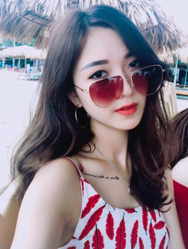 Cô trở nên nổi tiếng sau khi được phụ huynh học sinh chụp lại ảnh lúc đưa con đến trường nhập học.