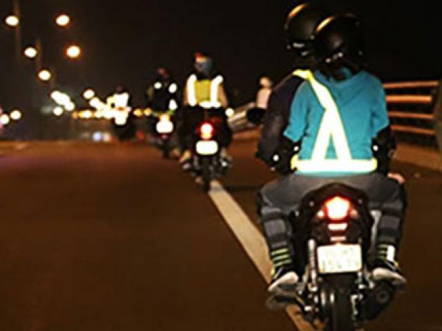 Tin tức trong ngày - Chuyện ở nơi tối ra đường là mặc áo phản quang chống tai nạn
