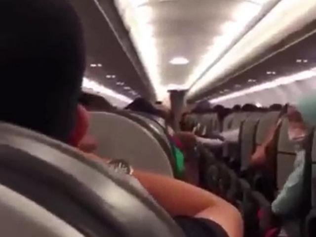 Hàng trăm hành khách la hét sợ hãi vì… báo động giả trên máy bay
