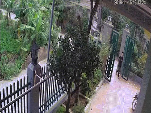 Hãi hùng ”tập đoàn choai choai” vác dao kiếm xông vào nhà dân chém người