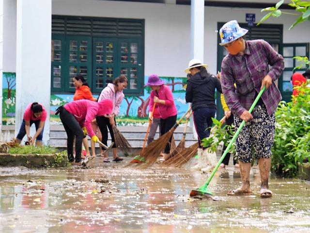 Giáo dục - du học - Sạt lở ở Nha Trang: Giáo viên xắn quần đẩy bùn ngày 20/11