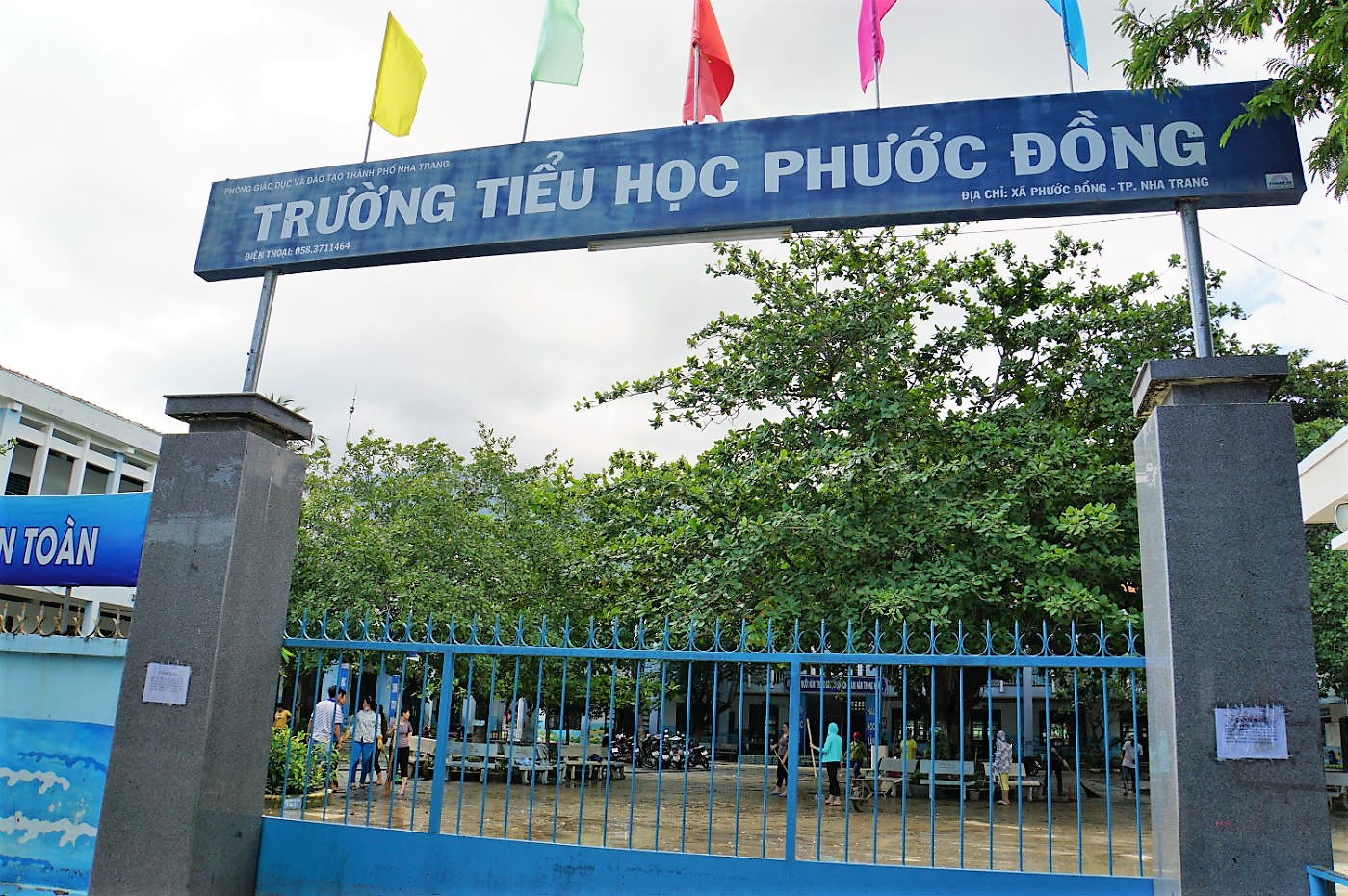 Sạt lở ở Nha Trang: Giáo viên xắn quần đẩy bùn ngày 20/11 - 2