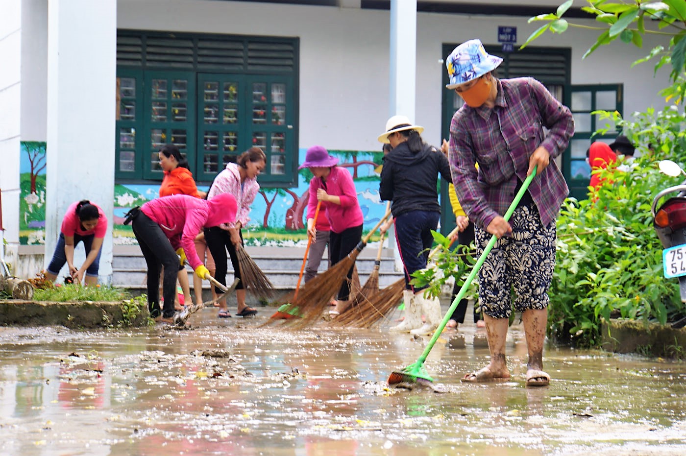 Sạt lở ở Nha Trang: Giáo viên xắn quần đẩy bùn ngày 20/11 - 1