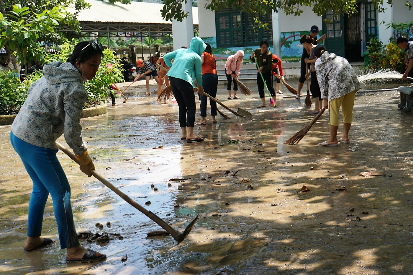 Sạt lở ở Nha Trang: Giáo viên xắn quần đẩy bùn ngày 20/11 - 3