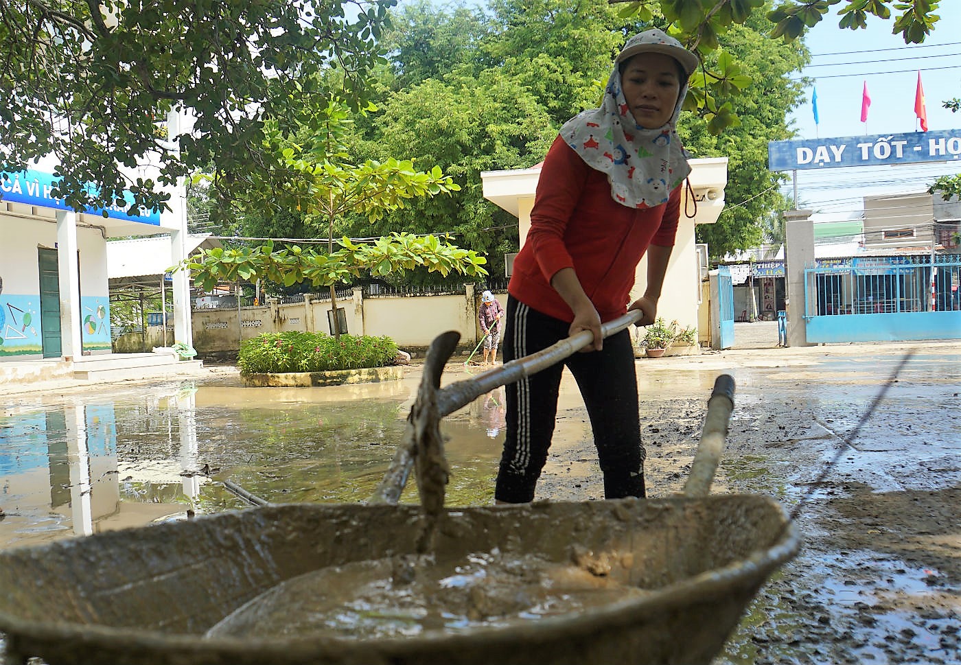 Sạt lở ở Nha Trang: Giáo viên xắn quần đẩy bùn ngày 20/11 - 5