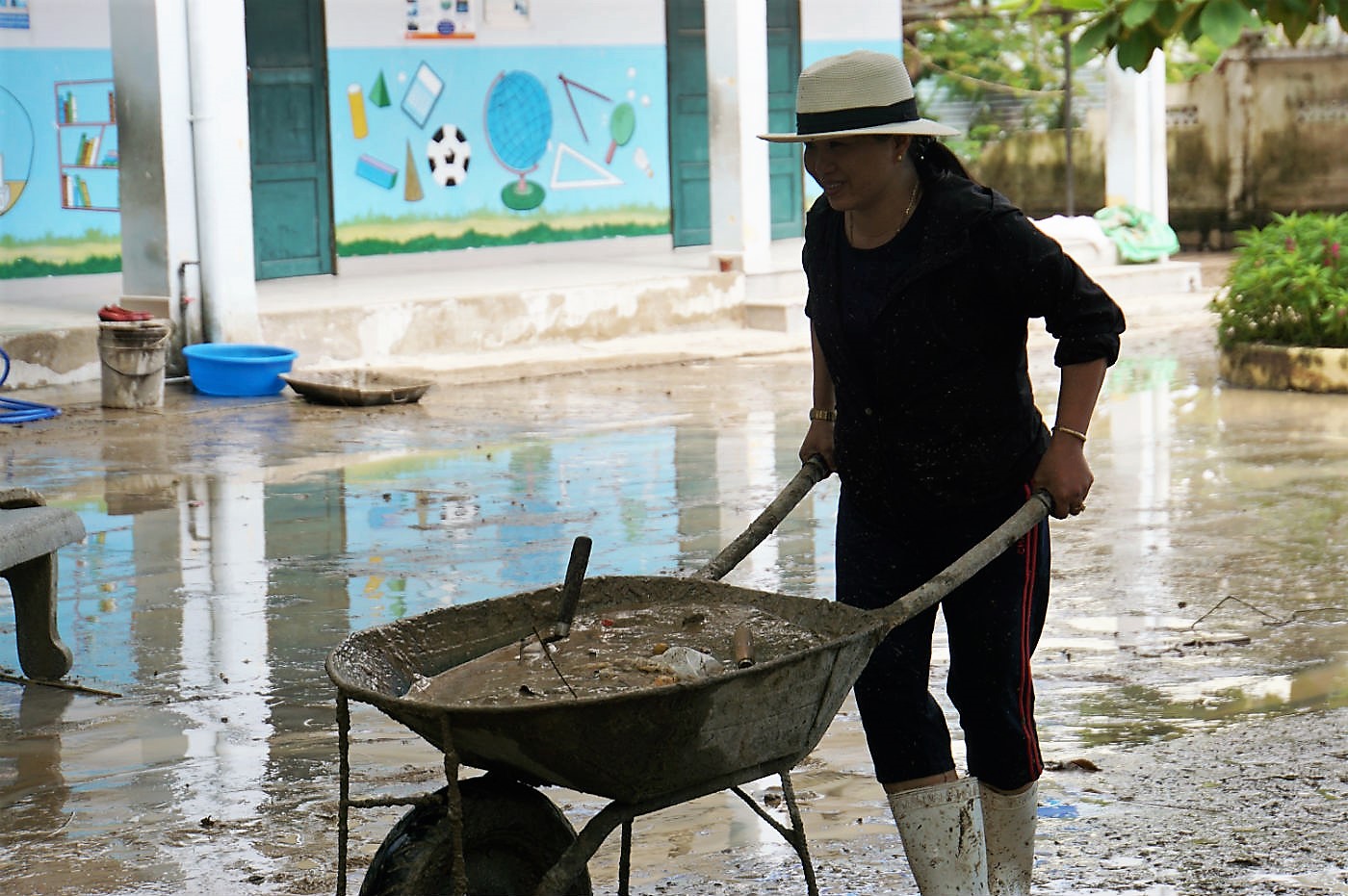Sạt lở ở Nha Trang: Giáo viên xắn quần đẩy bùn ngày 20/11 - 7
