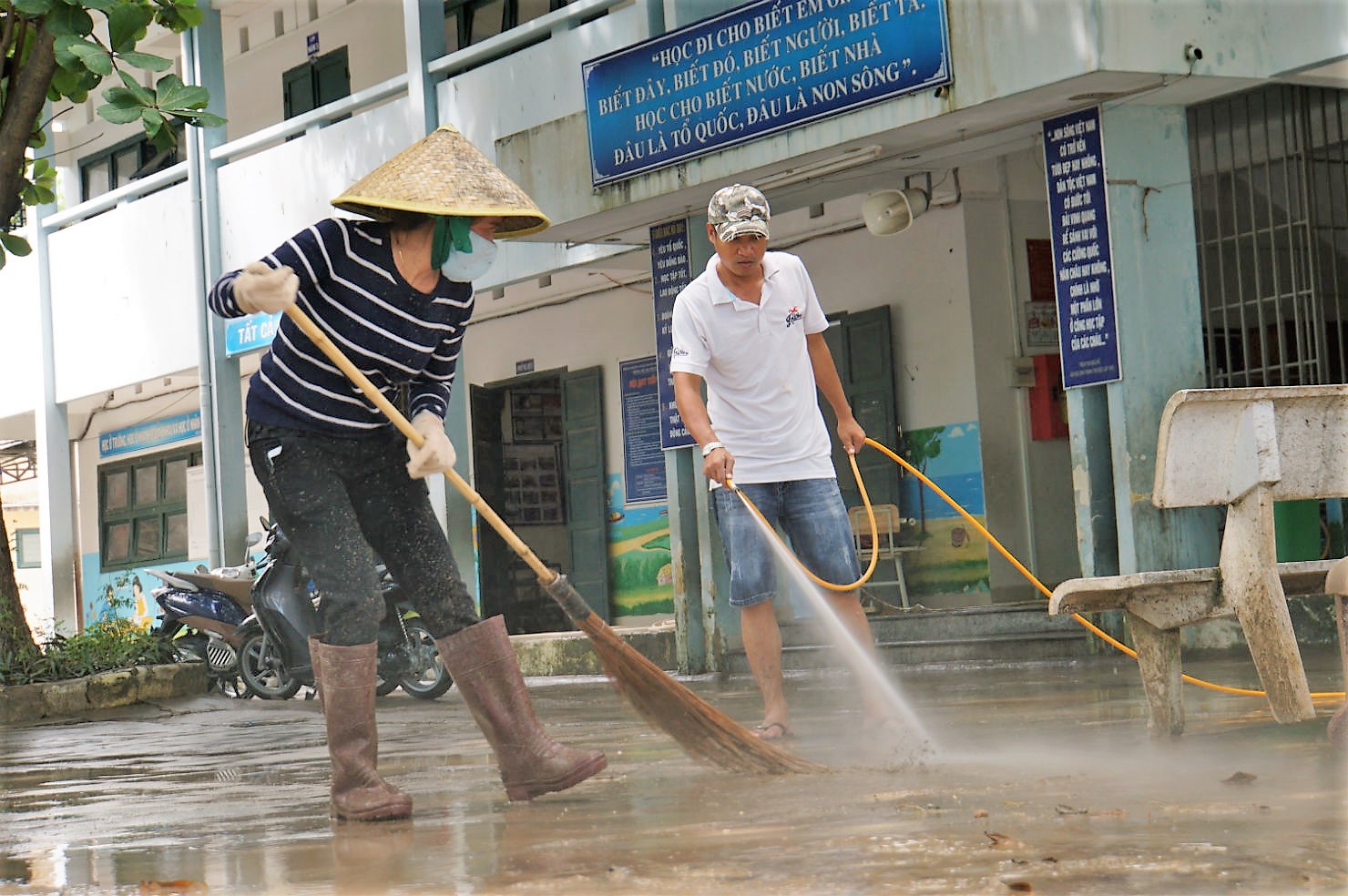 Sạt lở ở Nha Trang: Giáo viên xắn quần đẩy bùn ngày 20/11 - 6