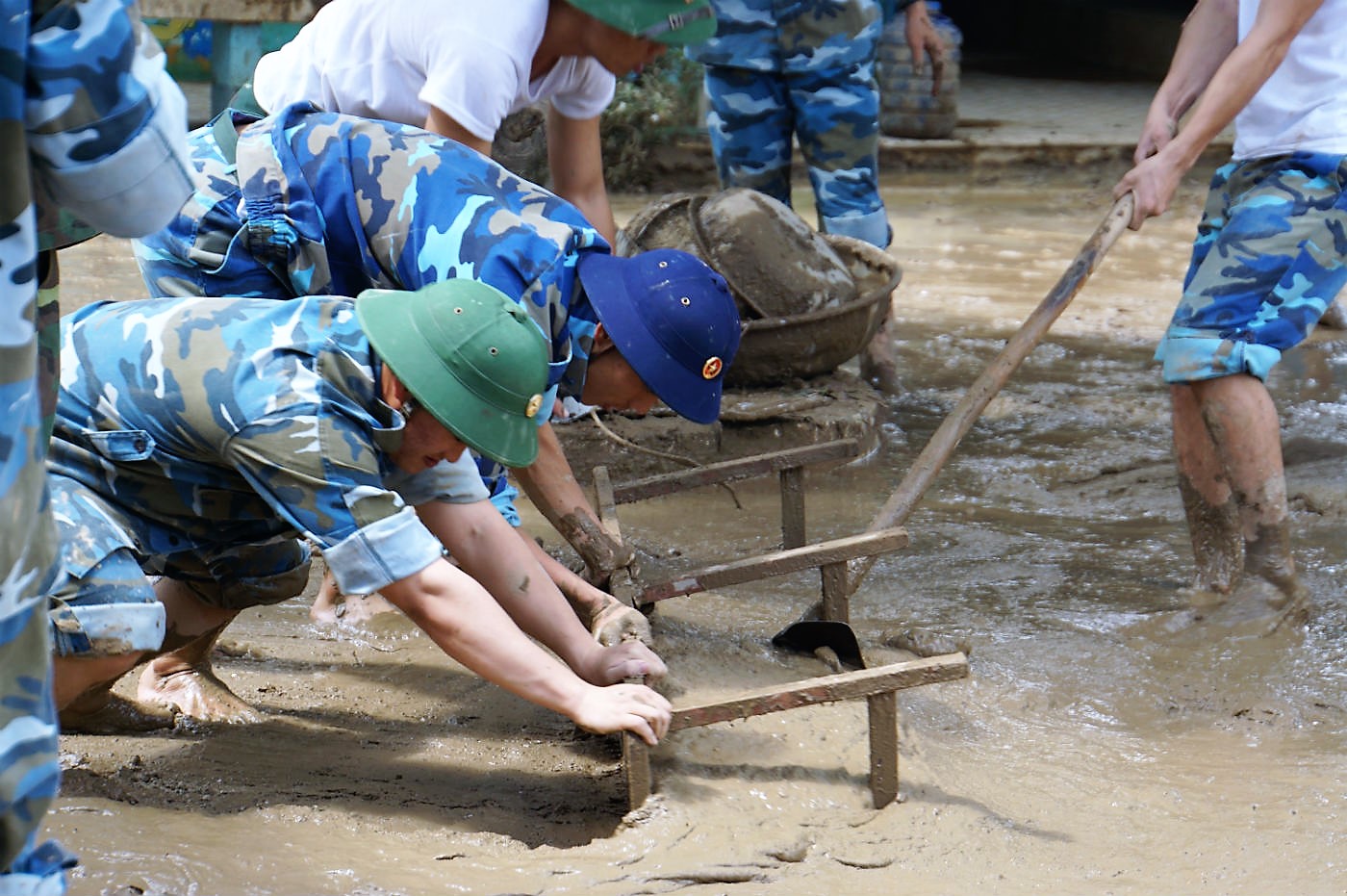 Sạt lở ở Nha Trang: Giáo viên xắn quần đẩy bùn ngày 20/11 - 11