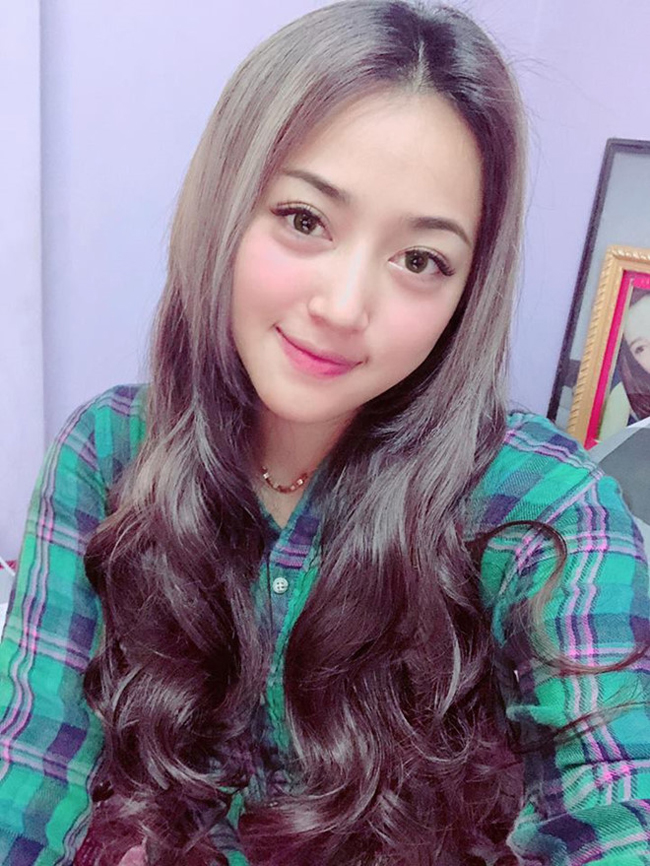 Aung Thu sinh năm 1996, sở hữu vẻ ngoài trung bình nhưng nhờ tài năng ở môn thể thao vua, anh đã&nbsp;chiếm trọn trái tim của cô gái&nbsp;xinh đẹp Poe Ei Ei Khant.&nbsp;