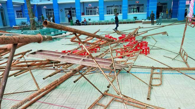 Nóng 24h qua: Giàn giáo đổ sập trong lễ kỉ niệm 20/11, nhiều học sinh bị thương - 1