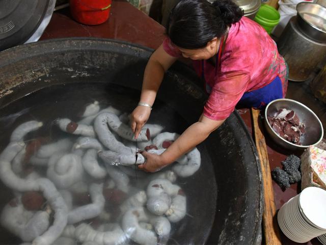 Kinh doanh - Bán món ăn dị nhìn như giun khổng lồ, tháng kiếm gần 400 triệu "ngon ơ"