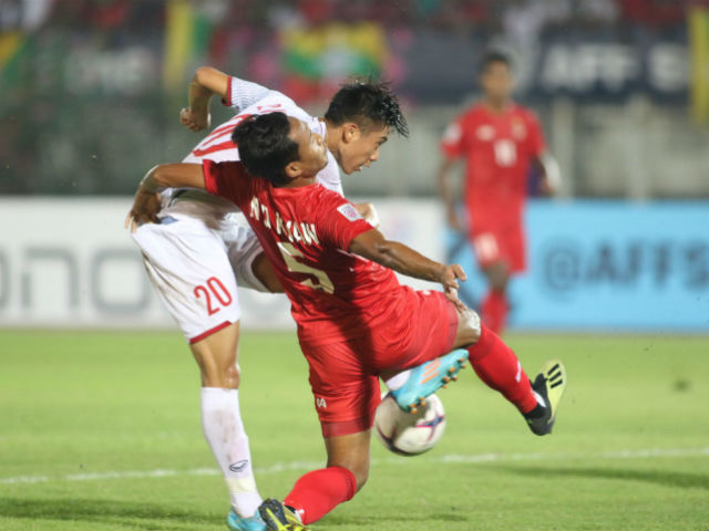 Văn Đức ra chân ”điện xẹt” hạ thủ môn Myanmar, vận đen ngỡ ngàng