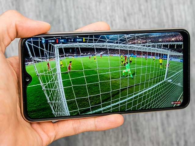 Xem bóng đá thả ga với dung lượng pin “ khủng” của OPPO A7 mới trình làng - 2