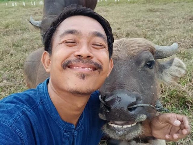 Anh nông dân Thái Lan trở thành ”hiện tượng Facebook” nhờ ảnh selfie với trâu
