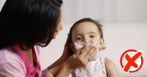 Rửa mũi cho con: Đa số các mẹ đang mắc sai lầm nghiêm trọng này - 2