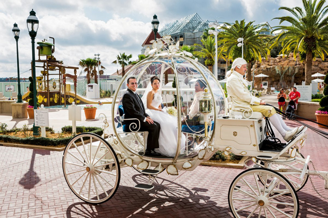 Christina, 21 tuổi, trong chiếc xe pha lê được thiết kế như xe của cô bé lọ lem với 6 chú ngựa và người lái xe, trên đường tới lễ cưới tổ chức ở Walt Disney World, Orlando, Florida.