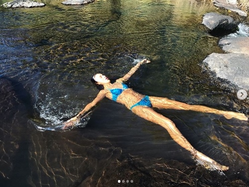 Siêu mẫu U50 trẻ trung mơn mởn nhờ 12 phút tắm thần kỳ - 5