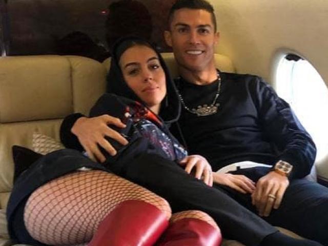 Đời sống Showbiz - "Bàn tay hư hỏng" của vợ siêu sao Ronaldo khiến fan toát mồ hôi