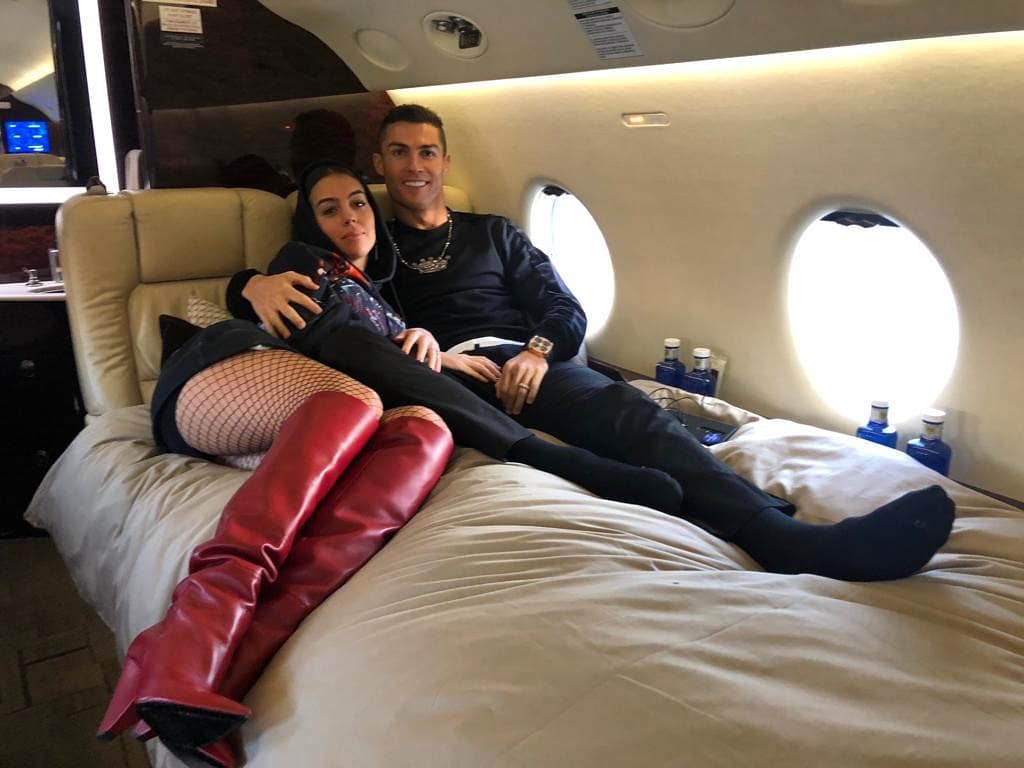 &#34;Bàn tay hư hỏng&#34; của vợ siêu sao Ronaldo khiến fan toát mồ hôi - 1