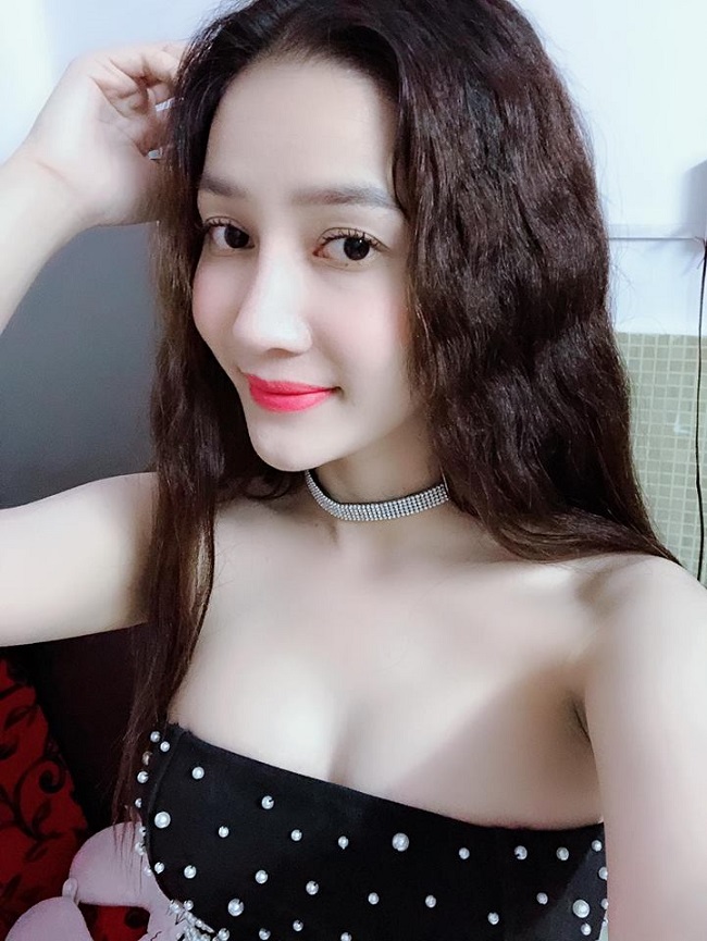 Cụ thể, bạn gái Hồ Việt Trung cho hay: &#34;Hồi trước, tôi hay thích mặc sexy, nhưng giờ có gia đình rồi, tôi cũng hạn chế ăn mặc hở hang.&#34;