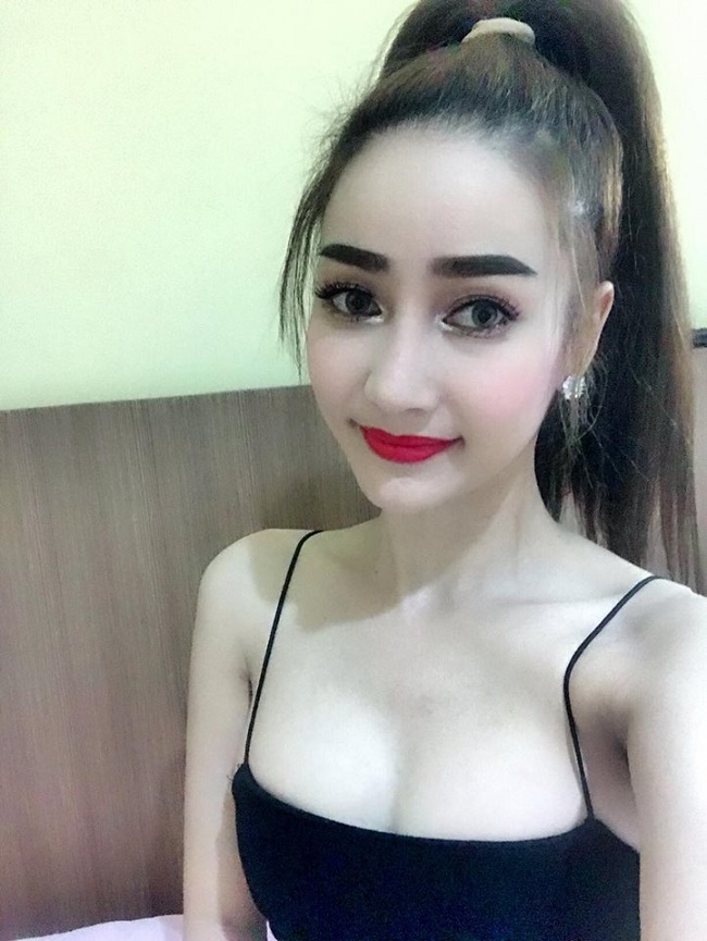Bình thường, Mi Vân chuộng váy áo hai dây, quần siêu ngắn, áo hở eo hoặc mốt giấu quần.