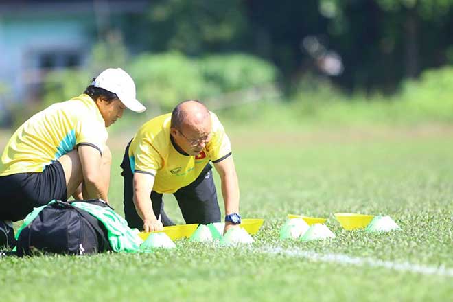 ĐT Việt Nam đấu Campuchia: HLV Park Hang Seo bàn mưu trên cỏ - 1