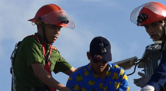 "Siêu nhân” leo lên đỉnh tháp cầu Thuận Phước chơi trò mạo hiểm - 1