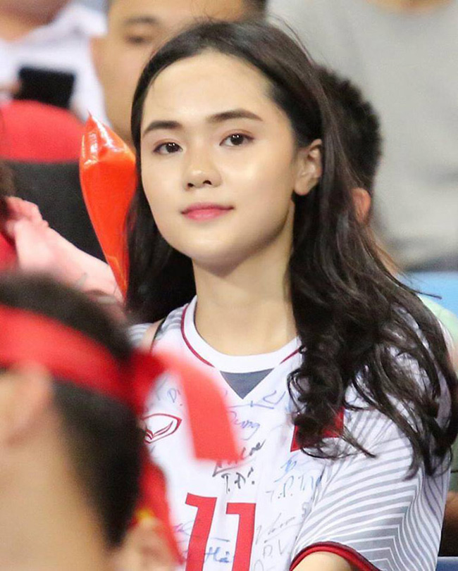 Thường xuyên có mặt trên khán đài sân cỏ, cổ vũ bạn trai thi đấu.&nbsp;