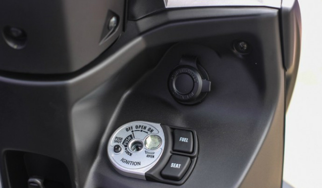 Phiên bản S có trang bị chìa khóa thông minh (Smartkey), còn bản tiêu chuẩn vẫn sử dụng chìa khóa từ thông thường có nút mở yên và nắp bình nhiên liệu ở bên cạnh.