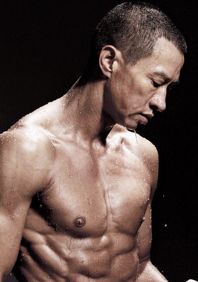 Đóng vai võ sĩ trong phim Kích chiến (2013), Trương Gia Huy khiến khán giả ngỡ ngàng khi anh xuất hiện với một hình ảnh đẹp, mạnh mẽ đến bất ngờ. Chính Ngô Ngạn Tổ trông thấy cũng "phát mê" và tuyên bố sẵn sàng đóng cảnh giường chiếu đồng tính cùng ông xã Quan Vịnh Hà.