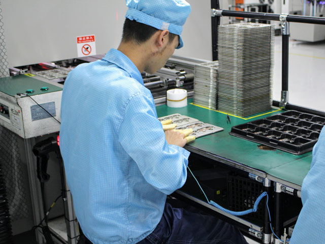 Dế sắp ra lò - Lộ quy trình sản xuất smartphone R17 Pro, ra mắt 27/11