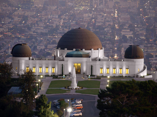 Đài quan sát Griffith, Mỹ: Địa điểm ở thành phố Los Angeles đã trở nên nổi tiếng cùng bộ phim “Nổi loạn vô cớ” và “La La Land”. Đây là nơi mọi người có thể ngắm sao trên trời cũng như người nổi tiếng.