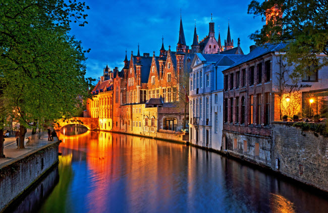 Bruges, Bỉ: Trong khi “Cặp đôi sát thủ ở Bruges” là bộ phim hài, nó đã giúp thu hút rất đông du khách tới thành phố này để khám phá các con kênh và quảng trường tuyệt đẹp.