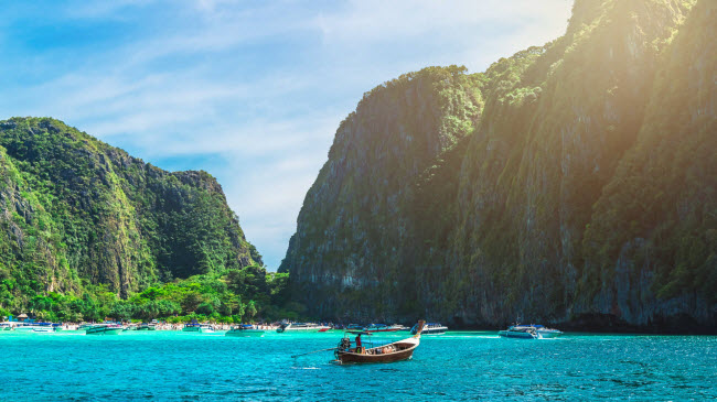 Maya Bay, Thái Lan: Bãi biển này đã được đóng cửa để bảo vệ hệ sinh thái biển trong khu vực. Nơi đây từng được lựa chọn làm bối cảnh cho bộ phim “The Beach” trước khi nó trở nên nổi tiếng.