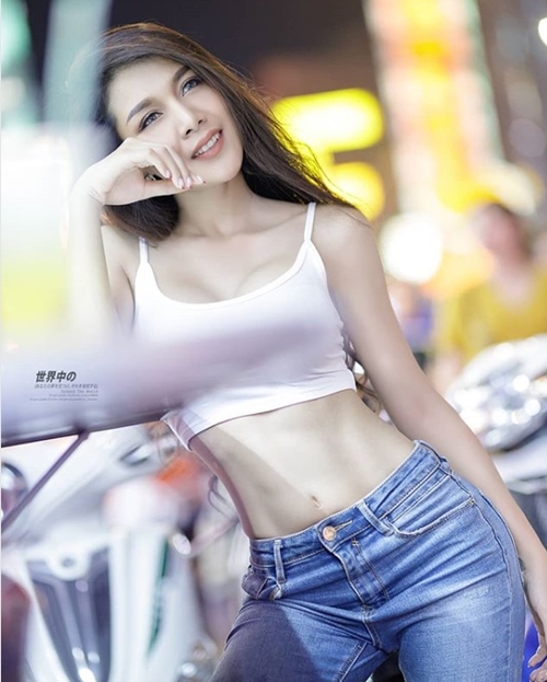 Rãnh bụng sâu hun hút đẹp mê hồn của hot girl xứ chùa Vàng - 1