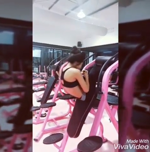 Rãnh bụng sâu hun hút đẹp mê hồn của hot girl xứ chùa Vàng - 3