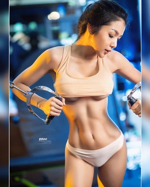 Rãnh bụng sâu hun hút đẹp mê hồn của hot girl xứ chùa Vàng - 7