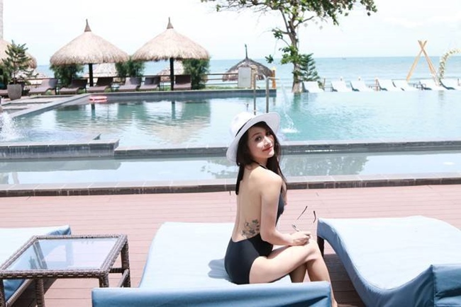Yaya Trương Nhi diện bikini, khoe hình xăm mẫu đơn ở bên hông phải.