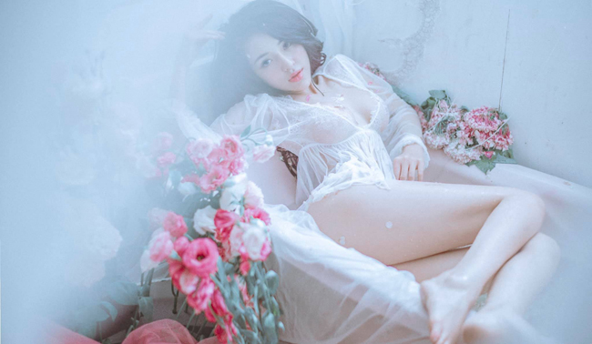 Trang điểm nhẹ nhàng, khuôn mặt Ngân 98 trông thật trong sáng.&nbsp;