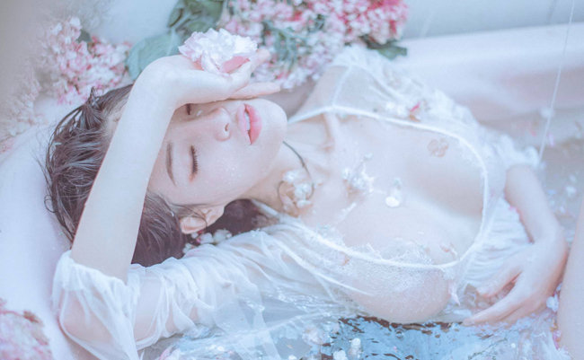 &#34;Đã được gọi là dư luận thì tốt nhất là bước 2 chân thật đều và chà đạp nó mà đi thôi&#34;.&nbsp;