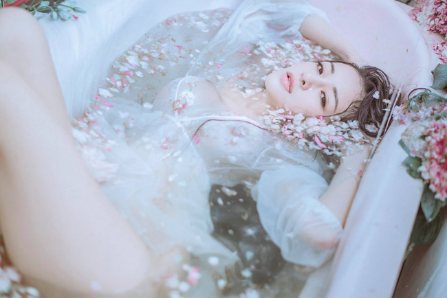 Cùng với bộ ảnh này, Ngân 98 chia sẻ status khá dài gây chú ý.
