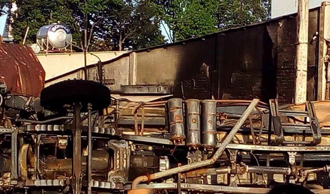 Xe bồn chở xăng lao vào nhà dân bốc cháy, 6 người chết - 1