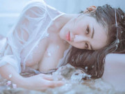 Giải trí - &quot;Thánh nữ ngực đẹp&quot; Ngân 98 diện váy trong suốt, nhìn như không