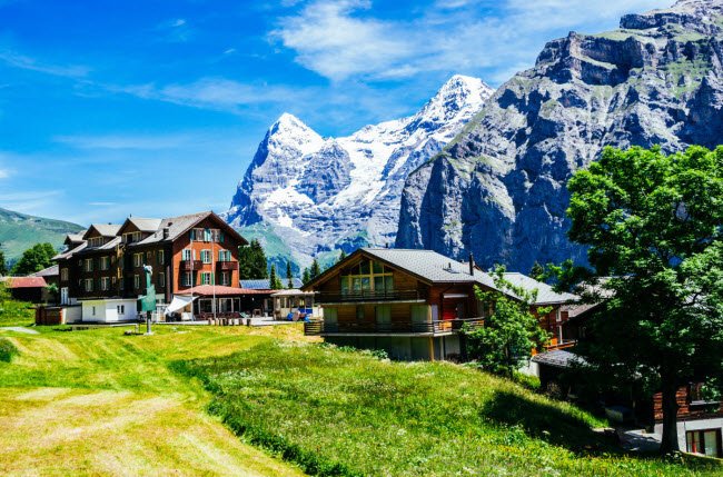 Mürren, Thụy Sĩ: Ngôi làng trên núi này nằm ở đô cao 1.638 m so với mực nước biển. Nơi đây gây ấn tượng với ba đỉnh núi Eiger, Mönch và Jungfrau.